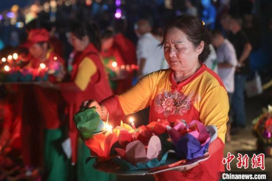 江西瑞昌舉行非遺民俗范鎮河燈節